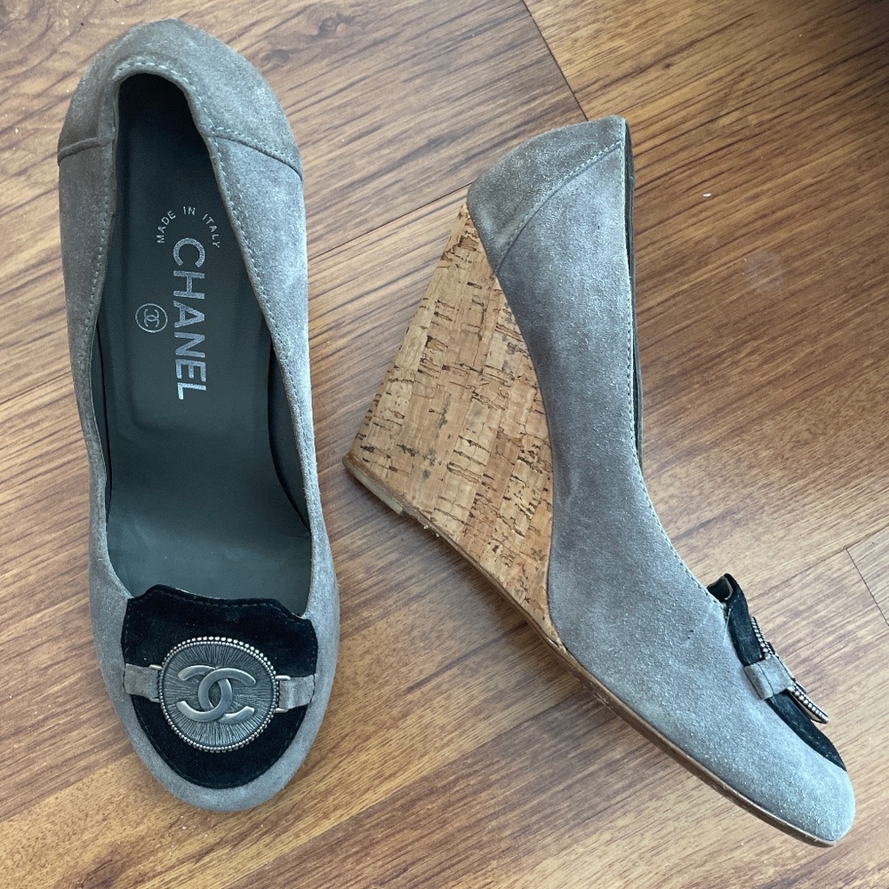 CHANEL Gray Suede Heels with Black Velvet Cap Toe and Silver CC Medallion - Picture 3 of 4